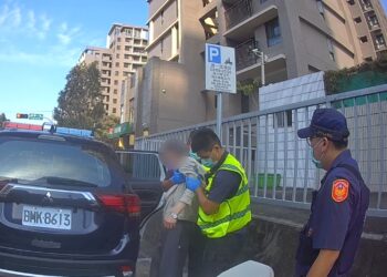 男走不動以為閃到腰 員警細問竟是帕金森氏症