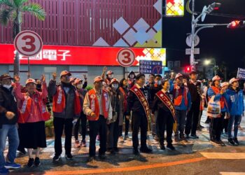 立委傅崐萁聖誕節再次於花蓮、吉安沿街徒步拜票並向鄉親送上聖誕祝福 晚間至競總與鄉親家人共度聖誕