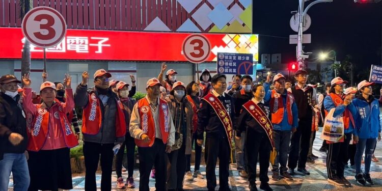 立委傅崐萁聖誕節再次於花蓮、吉安沿街徒步拜票並向鄉親送上聖誕祝福 晚間至競總與鄉親家人共度聖誕 立委傅崐萁聖誕節再次於花蓮、吉安沿街徒步拜票並向鄉親送上聖誕祝福 晚間至競總與鄉親家人共度聖誕