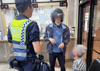 老翁外出迷途徘徊路邊 中警助其與家人團聚
