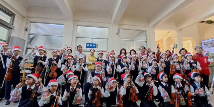 花蓮縣海星國小至縣府報佳音 縣長徐榛蔚暖發糖果 送上聖誕祝褔 花蓮縣海星國小至縣府報佳音 縣長徐榛蔚暖發糖果 送上聖誕祝褔