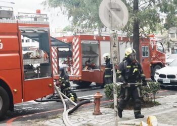 花蓮縣花蓮市北濱街33巷**號對面鐵皮建築物發生火警 起火原因警消正調查中