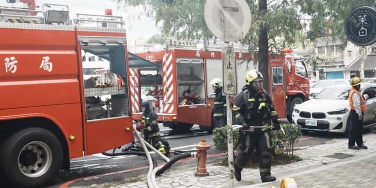 花蓮縣花蓮市北濱街33巷**號對面鐵皮建築物發生火警 起火原因警消正調查中