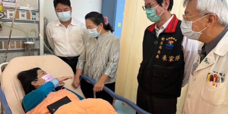 花蓮道路建設刻不容緩》不滿道路經費遭刪減 縣府深表遺憾 議員心臟不適急送醫 縣長探視不捨 花蓮道路建設刻不容緩》不滿道路經費遭刪減 縣府深表遺憾 議員心臟不適急送醫 縣長探視不捨