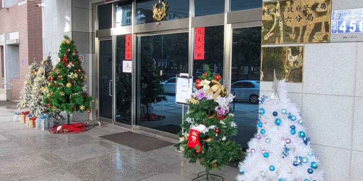 警所布置聖誕裝飾 促進警民親切服務