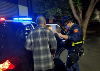 醉酒翁雨中倒臥草叢  中警暖心護送返家