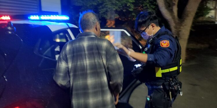 醉酒翁雨中倒臥草叢  中警暖心護送返家