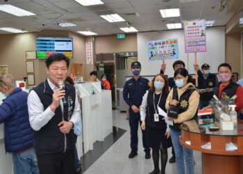 銀行阻詐熊麻吉 警長頒發市民之光感謝狀表揚