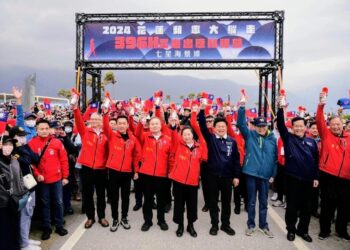 2024愛戀花蓮元旦健走迎曙光 升旗典禮 縣長徐榛蔚分享多項縣政擘劃 施政讓鄉親相當有感