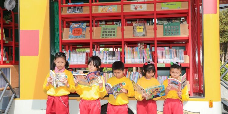 中市第2部太陽能行動圖書車嶄新啟用 黃副市長:以美學與綠能開啟市民閱讀之窗 中市第2部太陽能行動圖書車嶄新啟用 黃副市長:以美學與綠能開啟市民閱讀之窗