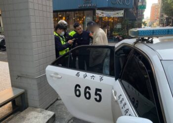 中警助離家10多年男子團聚 高齡母見兒子激動相擁