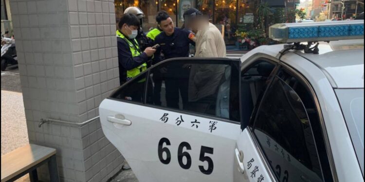 中警助離家10多年男子團聚 高齡母見兒子激動相擁 中警助離家10多年男子團聚 高齡母見兒子激動相擁