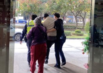 中警助離家10多年男子團聚 高齡母見兒子激動相擁