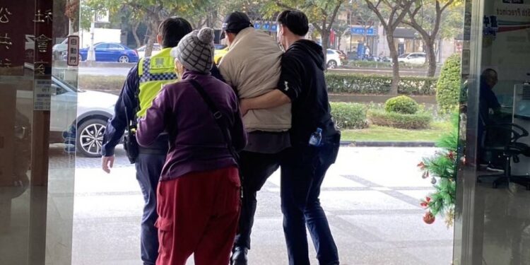 中警助離家10多年男子團聚 高齡母見兒子激動相擁 中警助離家10多年男子團聚 高齡母見兒子激動相擁