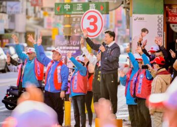 傅崐萁率競選團隊站路口 「113挺侯康 護台灣9幸福」全國同步拜票