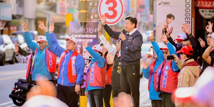 傅崐萁率競選團隊站路口 「113挺侯康 護台灣9幸福」全國同步拜票