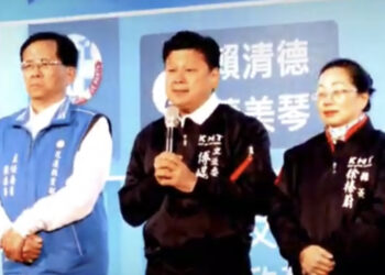 傅崐萁發表當選感言並隨後親自向鄉親們表達謝意