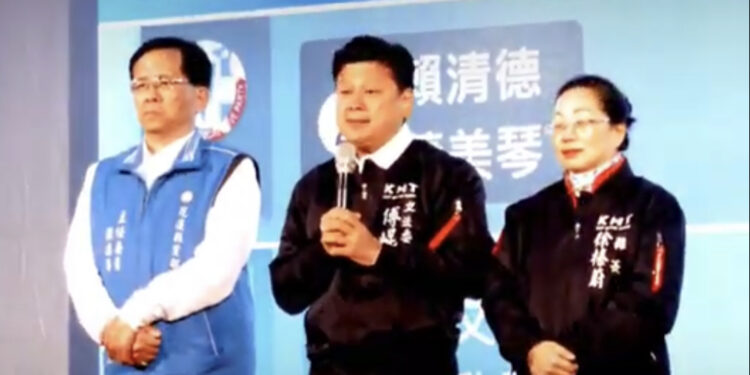 傅崐萁發表當選感言並隨後親自向鄉親們表達謝意 傅崐萁發表當選感言並隨後親自向鄉親們表達謝意
