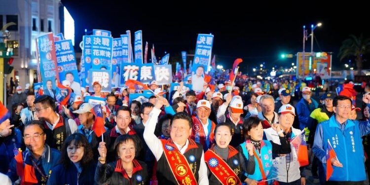 傅崐萁衝刺最後一哩萬名支持者陪同遊行花蓮金三角「決戰花東快團結之夜」期盼實現政黨輪替 完成花蓮三項重大交通建設 傅崐萁衝刺最後一哩萬名支持者陪同遊行花蓮金三角「決戰花東快團結之夜」期盼實現政黨輪替 完成花蓮三項重大交通建設