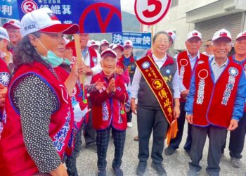 傅崐萁連續三天穿梭富里、玉里、花蓮、吉安掃街90歲阿嬤粉絲堅持陪同