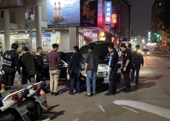 女子警所前急跳車求助  警力圍救冒煙車助解危