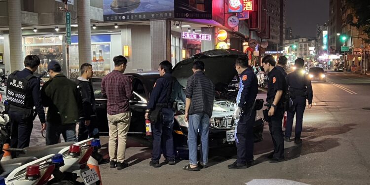 女子警所前急跳車求助  警力圍救冒煙車助解危