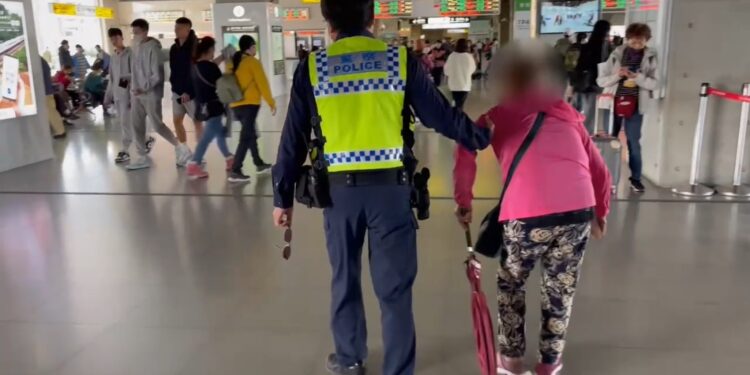 婦滿懷愁緒搭錯車 重新啟程有暖警獻祝福