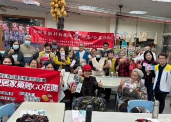 富爾捷居家行動式藥局專車到加灣文健站 為長者就近提供用藥諮詢及服務
