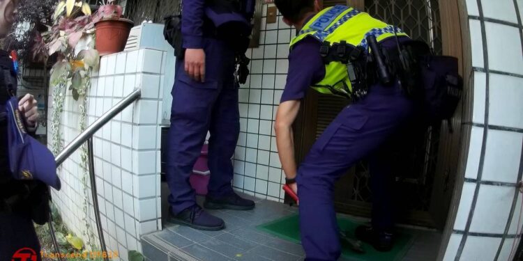 手都勾到門把但無法出力 警消搶救倒臥門口老婦