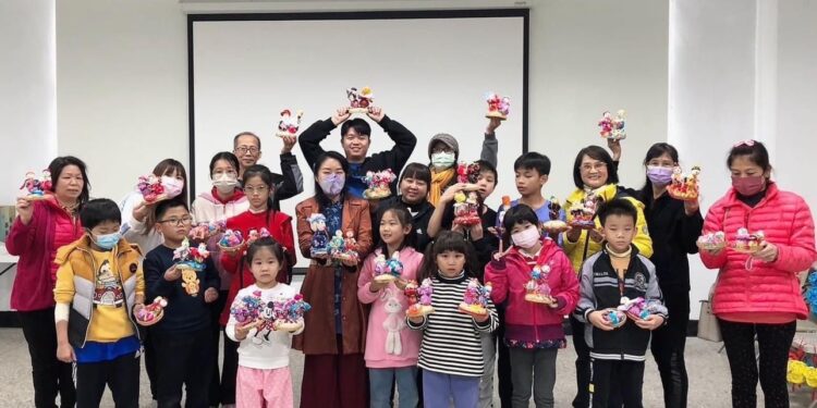 校園精彩的尖叫聲》上騰工商客語冬令營 知名講師授課60歲到5歲齊聚一堂客滿!爆滿!很滿! 校園精彩的尖叫聲》上騰工商客語冬令營 知名講師授課60歲到5歲齊聚一堂客滿!爆滿!很滿!