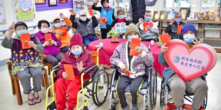 游淑貞親訪東區老人之家長輩 提前致贈吉安新年賀禮與祝福 游淑貞親訪東區老人之家長輩 提前致贈吉安新年賀禮與祝福