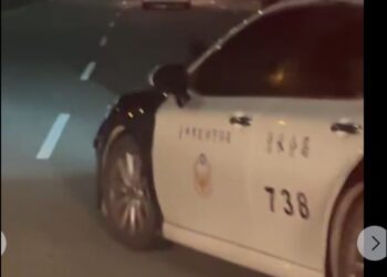 男子酒醉跌坐快車道語無倫次 清水警到場協助送醫所幸無礙