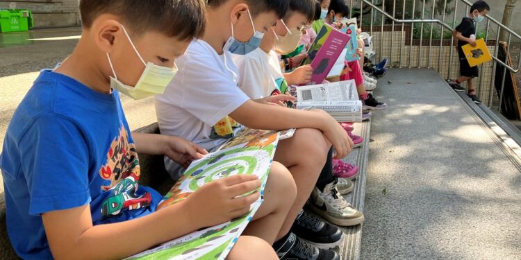 祥龍獻Read迎新年  中市圖112年借閱數達1938萬冊創新高  榜首是這本