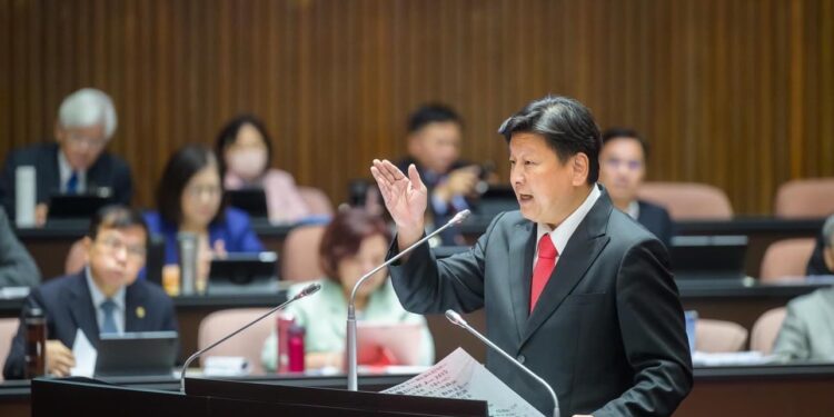 立委傅崐萁參選國民黨團總召：簽署國會改革承諾書一年內完成國會改革！ 倚天劍、屠龍刀都磨好了！「柯總召」準備「收驚！」