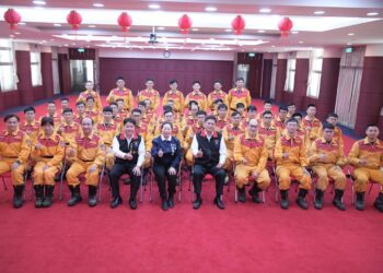 縣長徐榛蔚授旗勉勵花蓮縣消防局特種搜救大隊參加國家搜救能力分級認證授旗典禮 與國際救災接軌及搜救能力