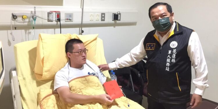 花蓮軍人服務站黃鍾昌站長慰問傷病官兵
