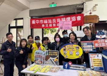 西屯社區名家揮毫新春贈春聯 警加碼這活動保民眾安心過好年