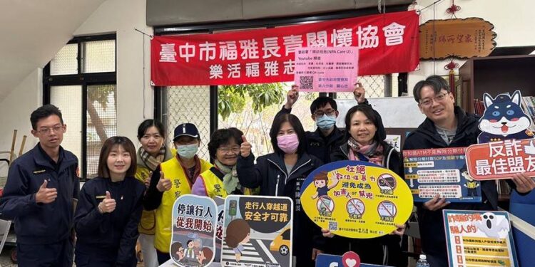 西屯社區名家揮毫新春贈春聯 警加碼這活動保民眾安心過好年 西屯社區名家揮毫新春贈春聯 警加碼這活動保民眾安心過好年