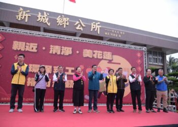 親近、清淨、美花蓮 環保掃街活動 縣長徐榛蔚與新城鄉環保志工們清潔家園迎龍年