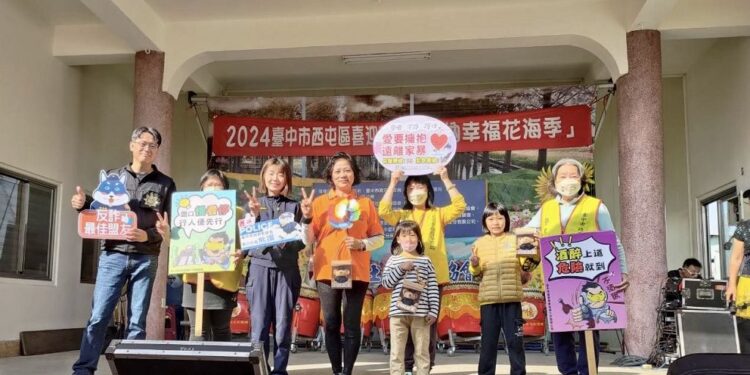 賞花海好運「龍」總來 中警六分局超Q宣導品民眾瘋搶 賞花海好運「龍」總來 中警六分局超Q宣導品民眾瘋搶