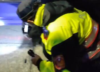 跨年夜看夜景突爆胎   暖警助情侶換胎脫困