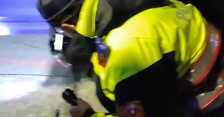 跨年夜看夜景突爆胎   暖警助情侶換胎脫困