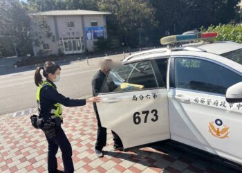 農曆春節腳步近 中警關懷8旬翁