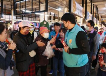 逛市場買年貨魏嘉彥拜早年 重慶市場2/1起下午也買得到