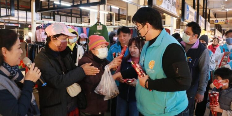 逛市場買年貨魏嘉彥拜早年 重慶市場2/1起下午也買得到