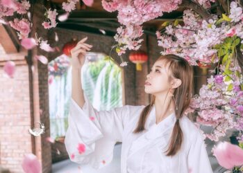 遊客穿著古裝遊長城 熱鬧迎新年