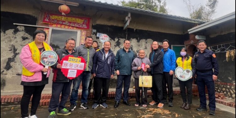 高美警友站與分局長親贈物資予弱勢及獨居長者 5千元大紅包讓民眾好過年感受溫暖