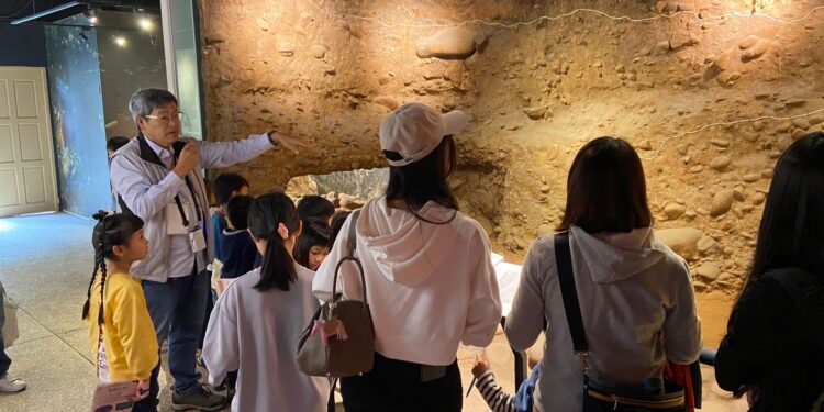 2024浮現祭 圍圈圈熱舞與狂炸樂團一同搖滾 2024浮現祭 圍圈圈熱舞與狂炸樂團一同搖滾