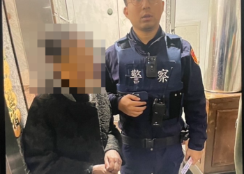 不忍阿嬤站在冷風中 暖警駕車挨家挨戶找回家的路