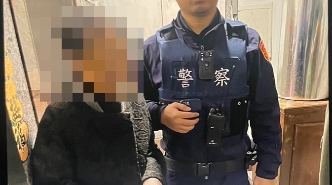 不忍阿嬤站在冷風中 暖警駕車挨家挨戶找回家的路 不忍阿嬤站在冷風中 暖警駕車挨家挨戶找回家的路